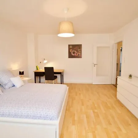 Fantastic In Enchanting Neighbourhood Apartment *