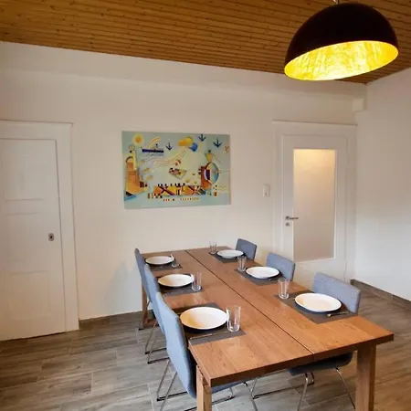 Fantastic In Enchanting Neighbourhood Apartment